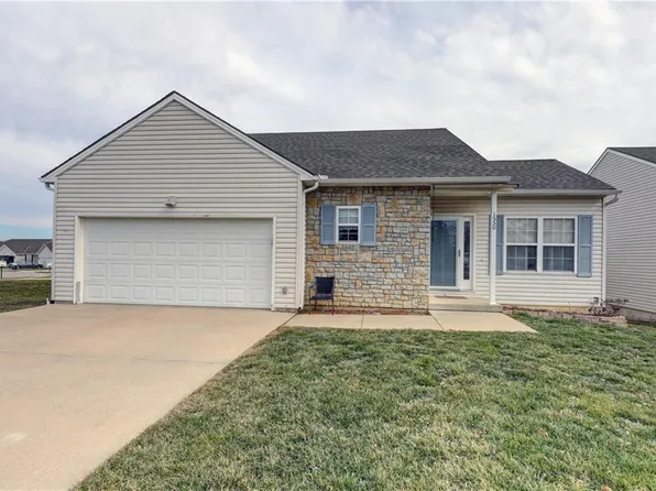 1550 Fall Creek Dr, Tonganoxie, KS 66086