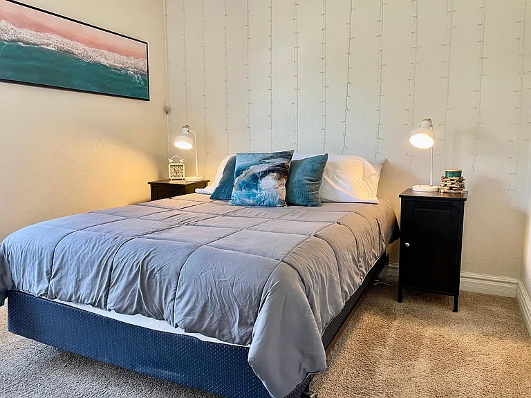 Bedroom - both lamps have USB jacks