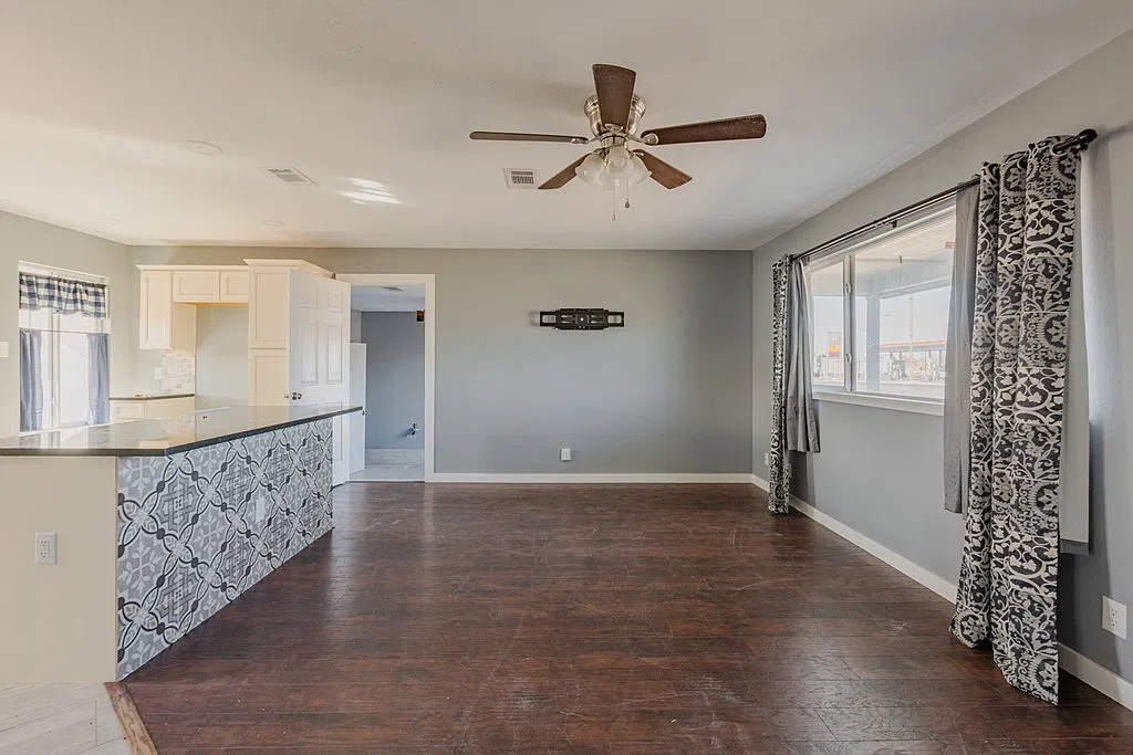 3 bed, 1.0 bath, 1100 sqft, $1,650 — Photo 3