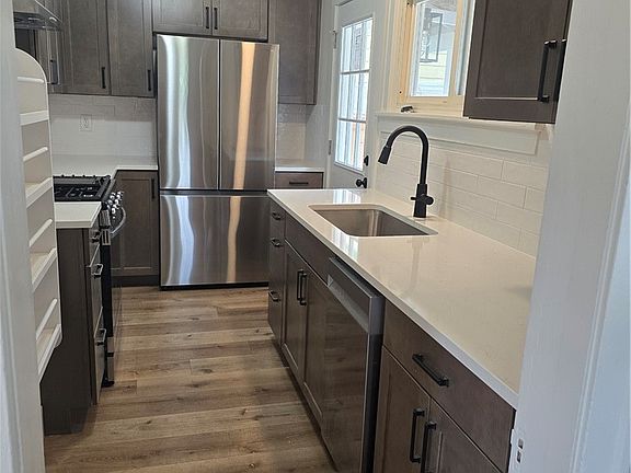 3rd image of 605 Lafayette Ave