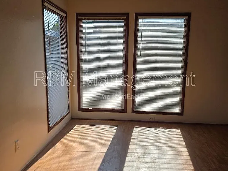 1909 N Beachwood Dr #12 — Photo 3