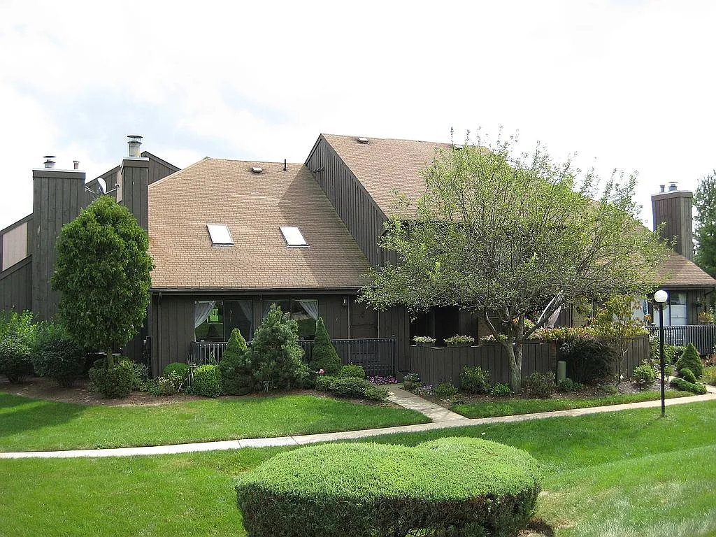 372 Westgate Dr photo 1