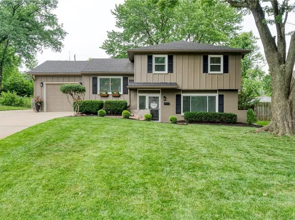 9417 Mackey St, Overland Park, KS 66212