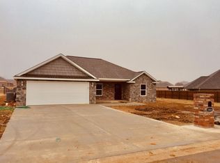 1004 Village Dr, Grove, OK 74344