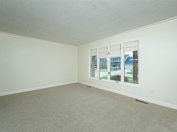3rd image of 4659 Elm St