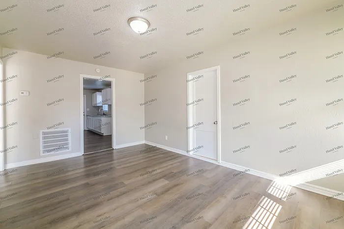 1433 Maple Dr — Photo 3