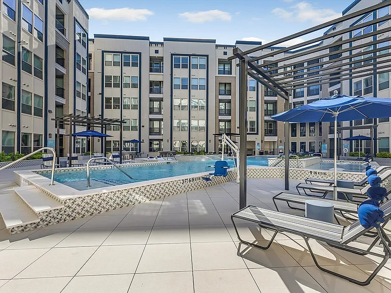 98-10 Crawford St-86