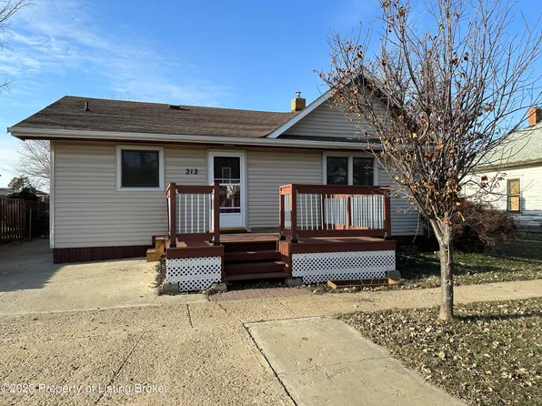 212 4th St N, Richardton, ND 58652