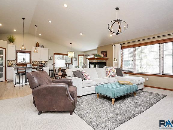 4th image of 704 W Quail Creek Cir