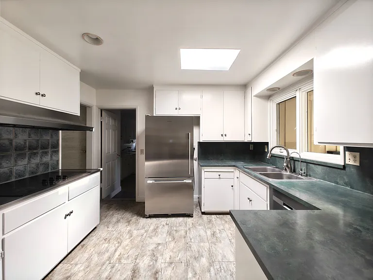1138 Laureles Dr — Photo 7