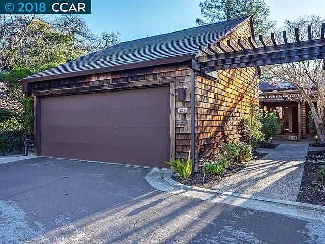 201 Village Gate Rd photo 1