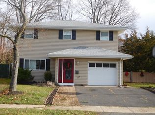 2 Grimm Dr, Somerville, NJ 08876