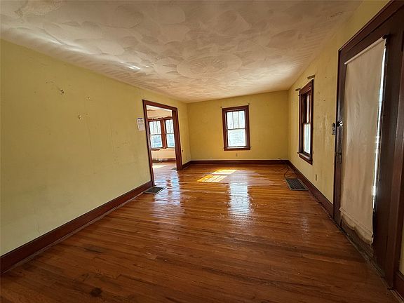 2nd image of 36 Riverside St