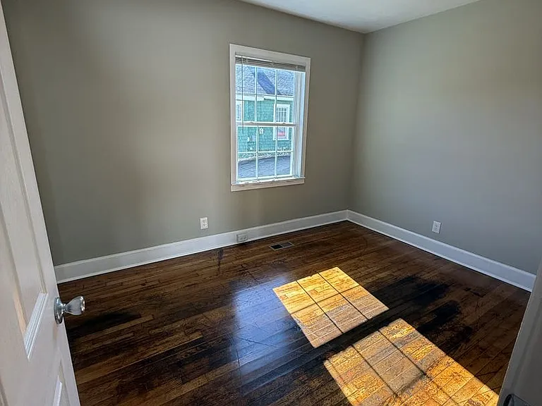 1437 W 4th St — Photo 5
