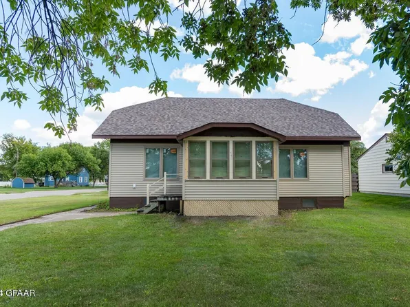 906 Summit Ave, Grafton, ND 58237