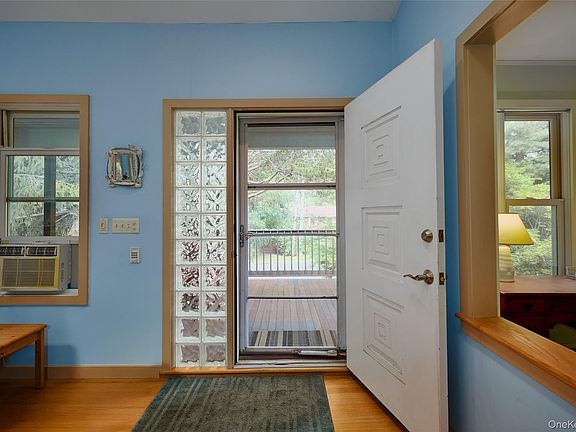 5th image of 17 Merriewold Lane N