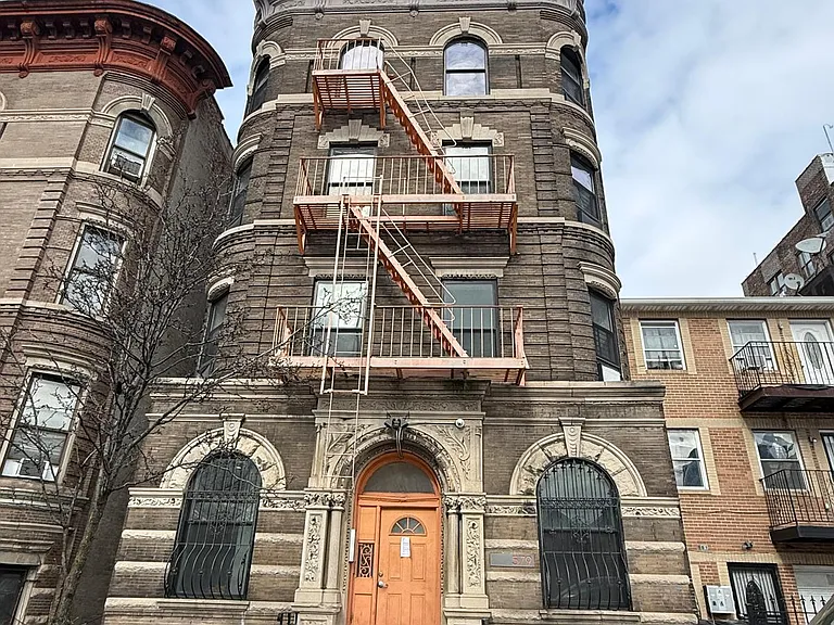 E 168th St — Photo 10