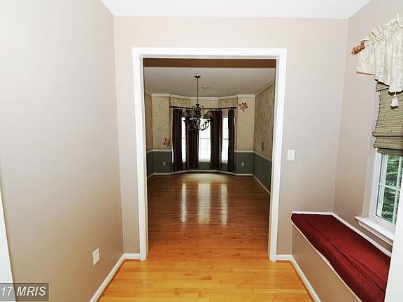 5th image of 904 Crofton Valley Ct