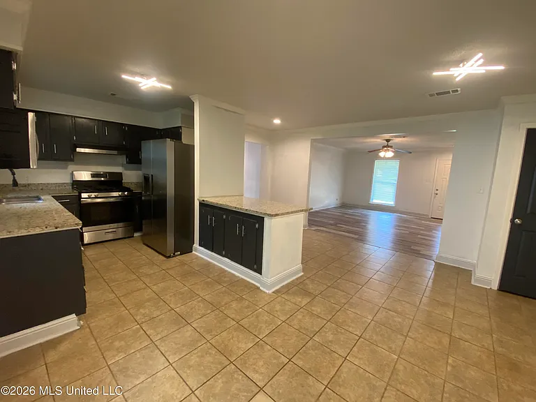 218 Alverado Dr — Photo 5