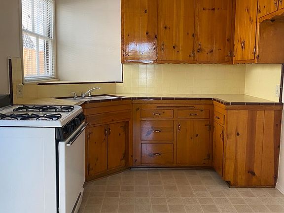3rd image of 5846 & 5852 Whitsett Ave #1B