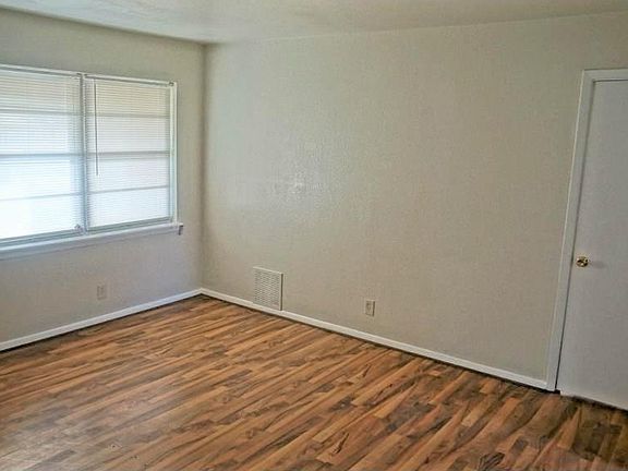 4th image of 210 W Huitt Ln