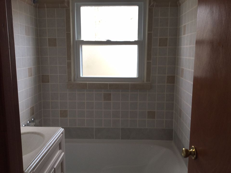 1st image of 610 W Moore St