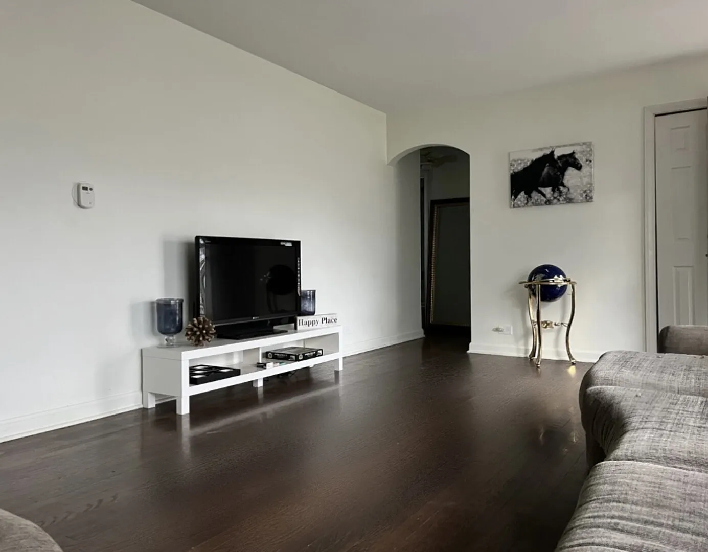 Cozy, modern, & Steps to Shops! Pet friendly too! — Photo 1