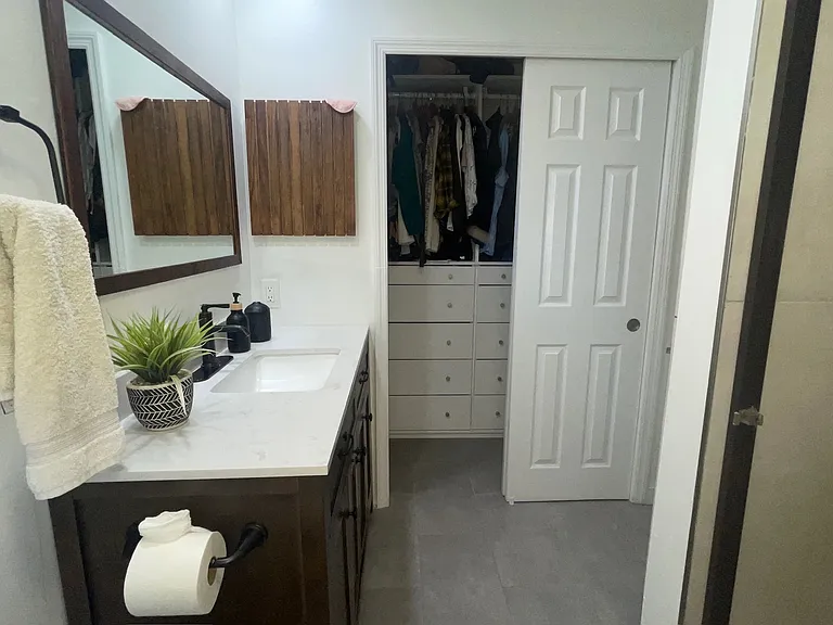Main Bathroom/Closet