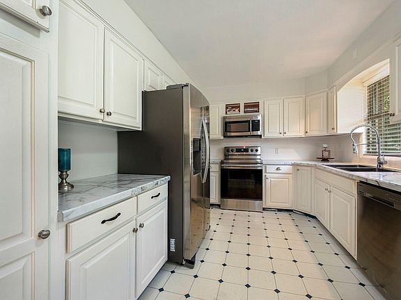 5th image of 209 Leland Dr S