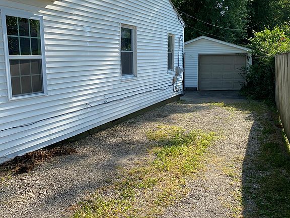5th image of 914 Varner St