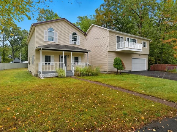 21 Grove St, Southwick, MA 01077