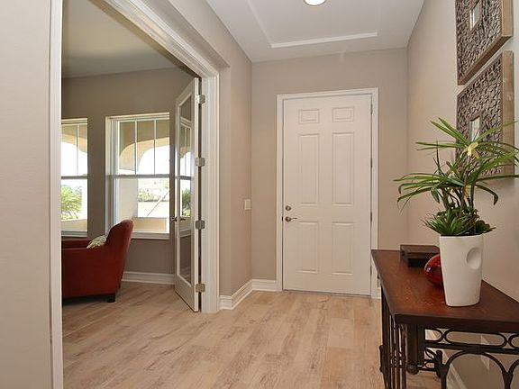 Bedford staged home - Foyer
