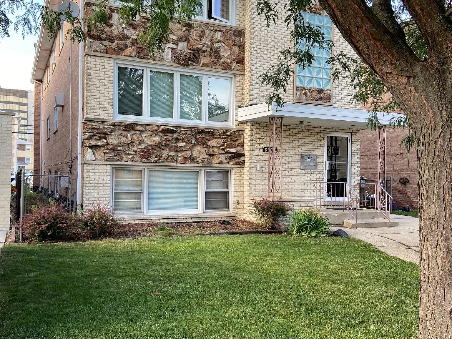 8538 W Catalpa Ave — Photo 1