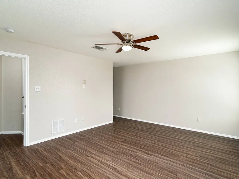 910 Trilby — Photo 17