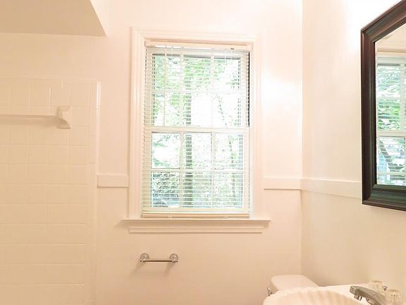 3rd image of 1077 W Walthal Cir