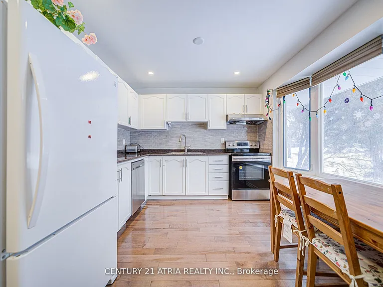 52 Applegate Cres — Photo 6