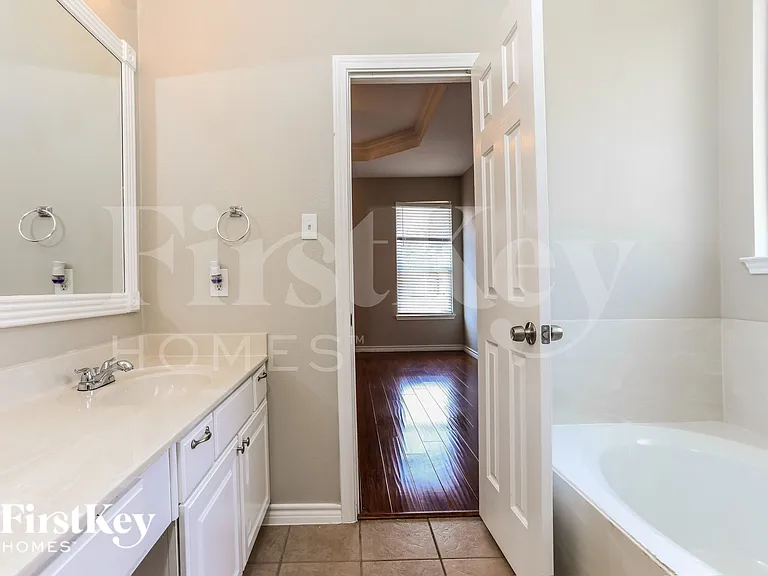 1746 Summerwood Ln — Photo 9