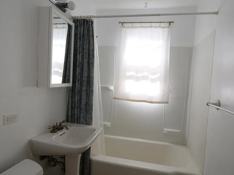 2354 Hooker St — Photo 6