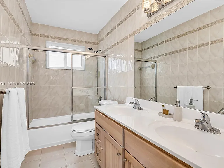 21320 NE 25th Ct — Photo 22