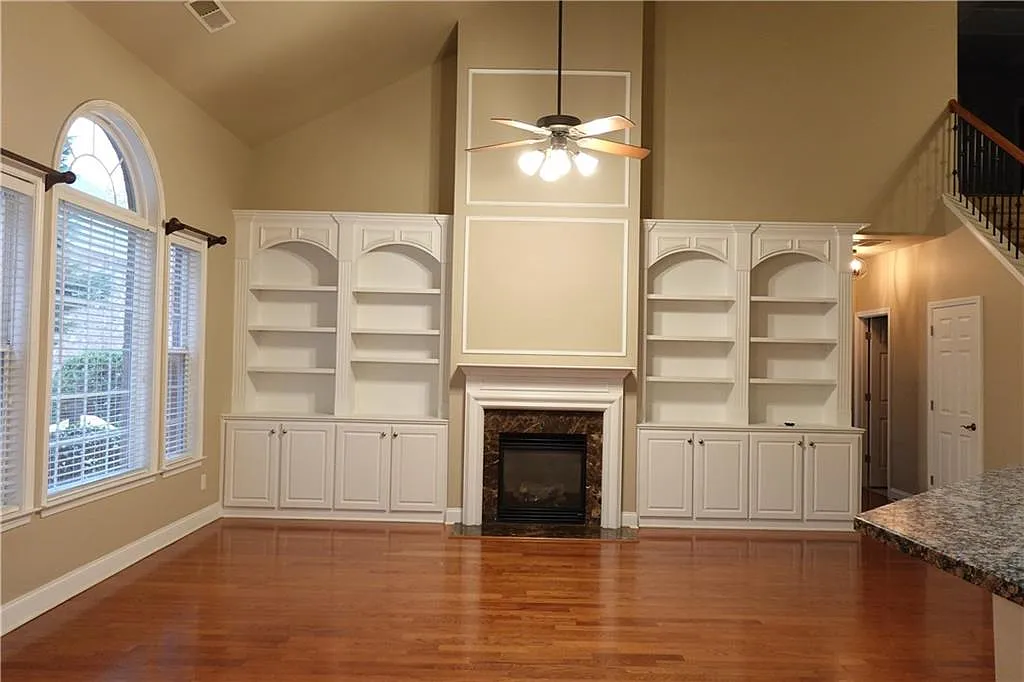 4 bed, 2.5 bath, 2822 sqft, $2,600 — Photo 2