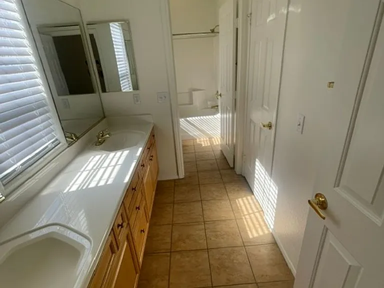 251 Queens Ct — Photo 18