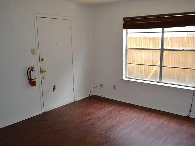 1107 N Locust St — Photo 15