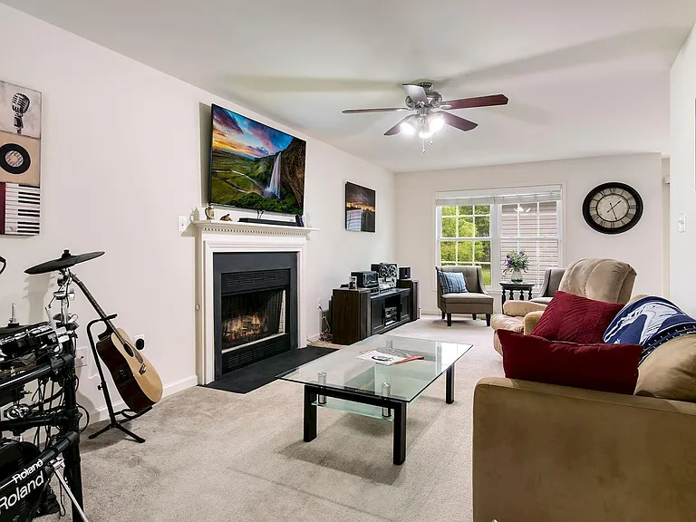 2427 Fort Dr — Photo 2