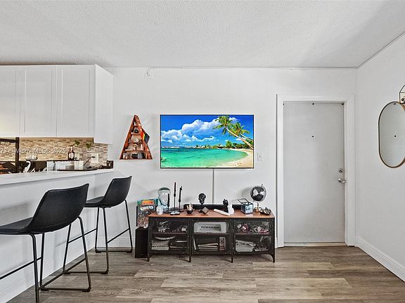 3rd image of 1000 SE 15th St APT 203