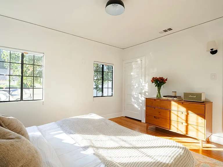 973 N Saint Andrews Pl — Photo 30