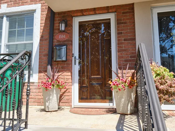 1594 Independence Avenue image 3 of 26