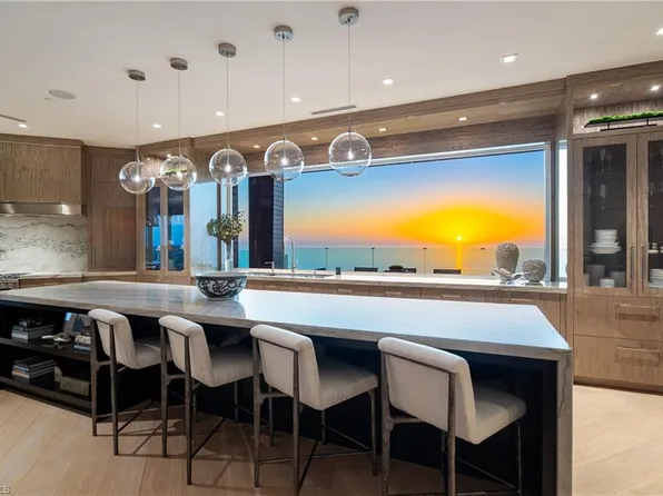 81 Seagate DR #PH20, NAPLES, FL 34103