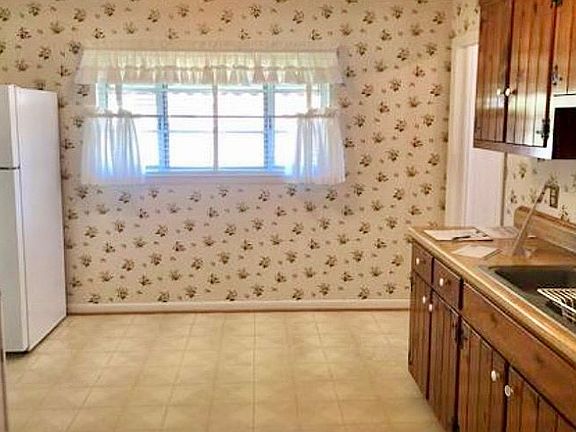 4th image of 1201 Elmhurst Ln