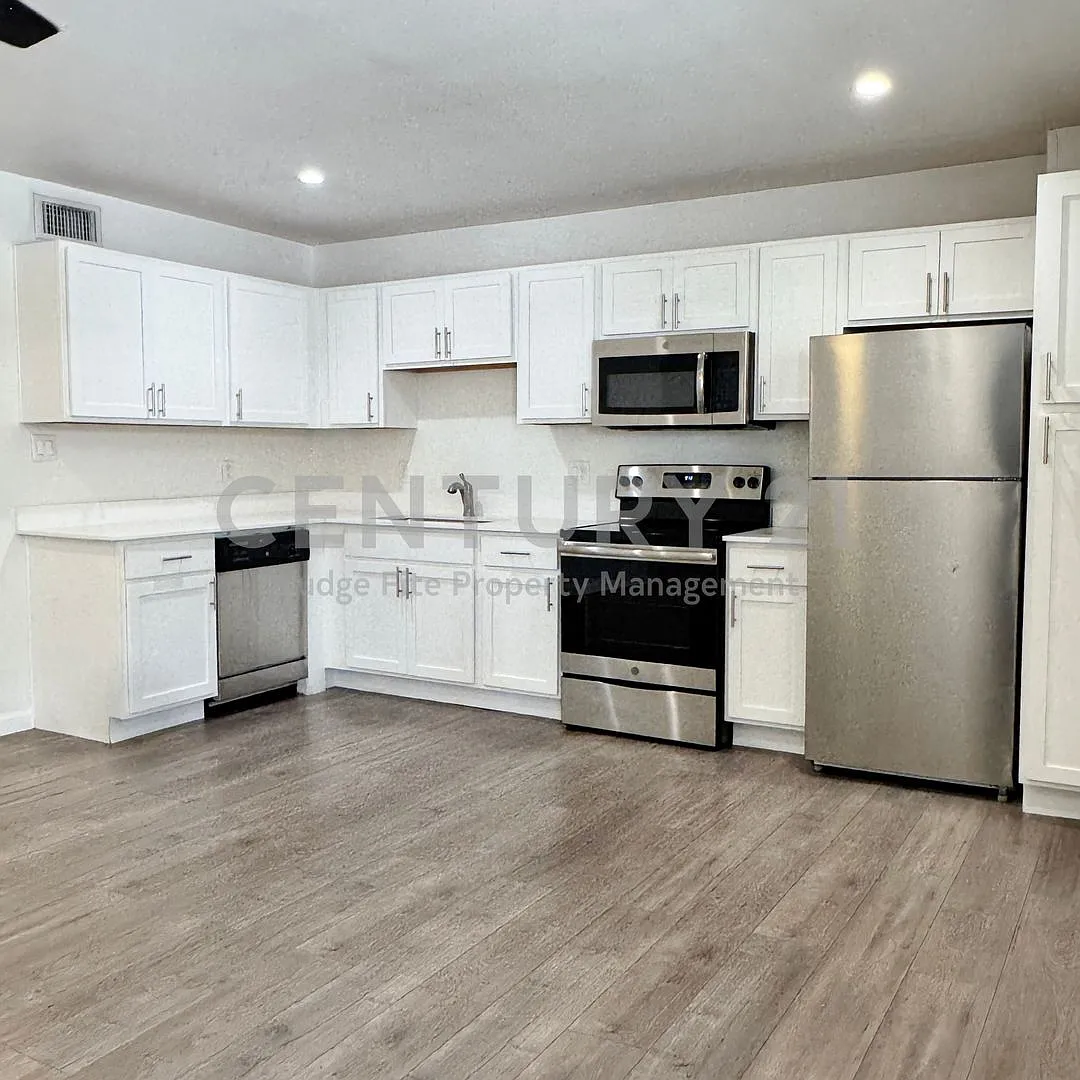 1/1 Apartment in Prime Dallas Location Ready for Move-In! — Photo 2