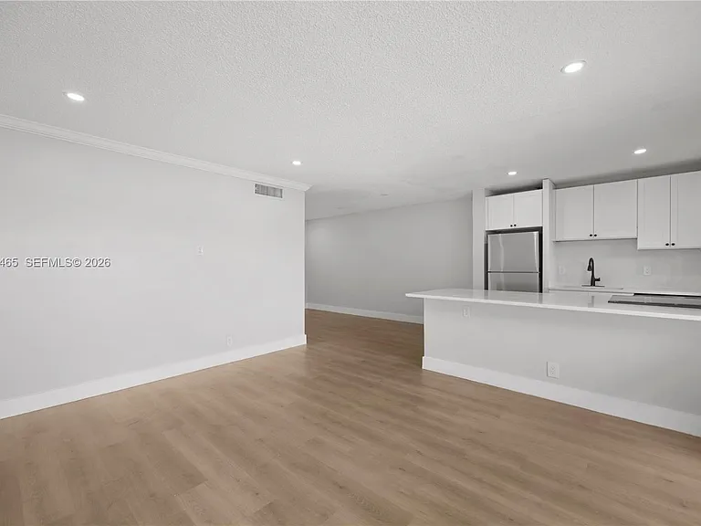 5450 Hollywood Blvd #210 — Photo 2